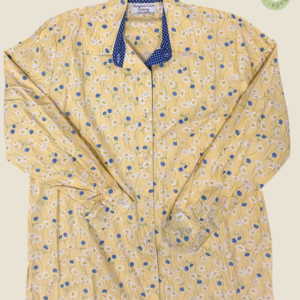 #404 – Yellow base shirt featuring an all-over floral print of white daisies and small