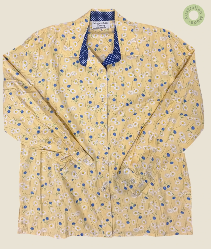 #404 – Yellow base shirt featuring an all-over floral print of white daisies and small